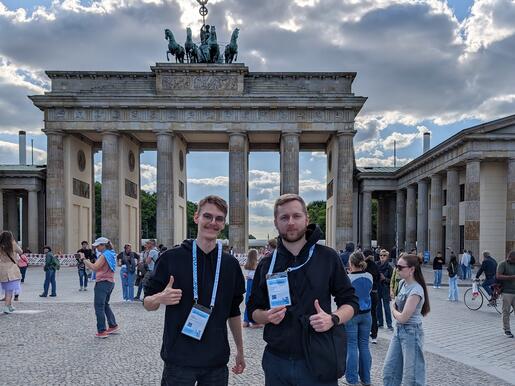 Louis und Yannick beim Sightseeing in Berlin vor dem Brandenburger Tor 